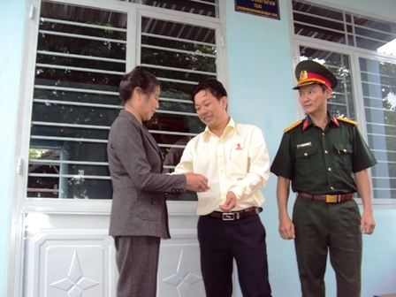 Bàn giao nhà tình nghĩa tặng nữ cựu quân nhân Nguyễn Thị Khuyến, trú tại thôn 13, xã Hòa Khánh, TP. Buôn Ma Thuột.  