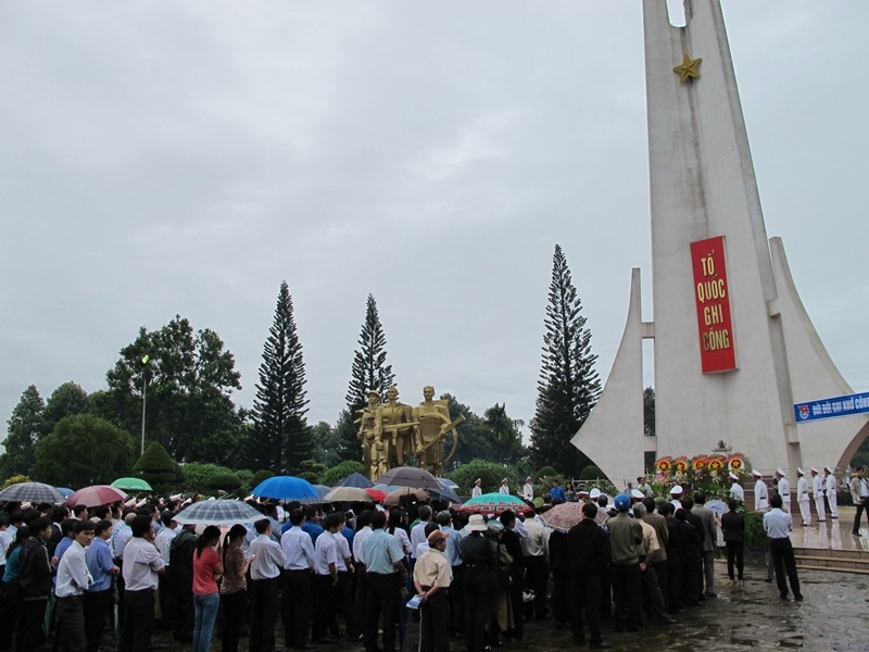 Lãnh đạo tỉnh cùng đông đảo người dân tham dự Lễ viếng