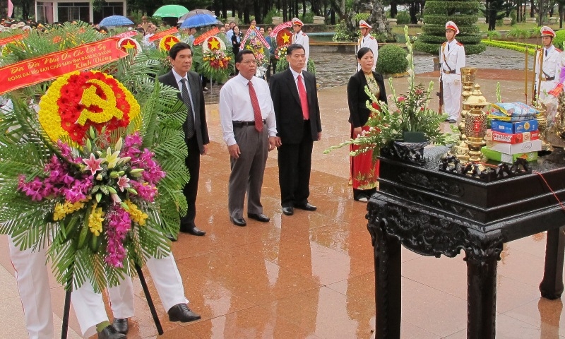 Đoàn đại biểu Tỉnh ủy do đồng chí Niê Thuật dẫn đầu dâng hoa tưởng niệm