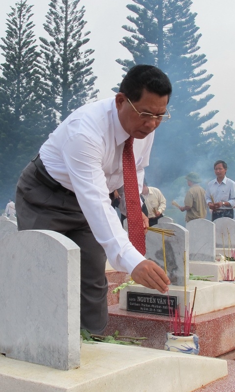  Đồng chí Niê Thuật, Ủy viên Trung ương Đảng, Bí thư Tỉnh ủy, Chủ tịch HĐND tỉnh thắp hương trên các phần mộ liệt sĩ trong Nghĩa trang