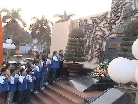 Các thầy cô giáo và các em học sinh thăm viếng Tượng đài anh hùng Nguyễn Đức Cảnh  tại TP. Hải Phòng.                                                                                                            Ảnh: T.L