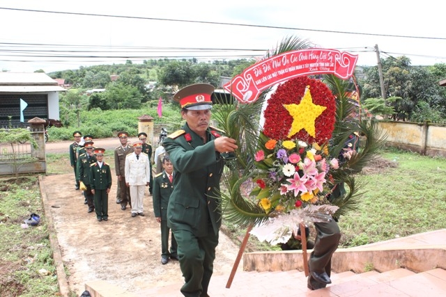Dâng hoa tưởng nhớ các liệt sỹ tại đài tưởng niệm liệt sỹ xã Cư Pơng