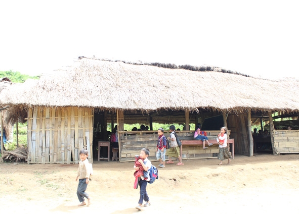 Điểm trường tại thôn Dak Sah, Trường Tiểu học Lý Tự Trọng, Dak Nuê, huyện Lak còn rất tạm bợ. Ảnh: Minh Thông