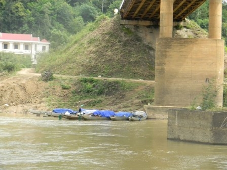 ...Và phí bên bờ Bắc, công nhân khai thác cát cũng đã lập nên 