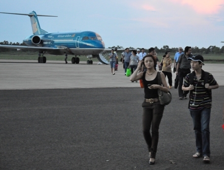 Hành khách đi máy bay hãng Vietnam Airlines tại Sân bay Buôn Ma Thuột