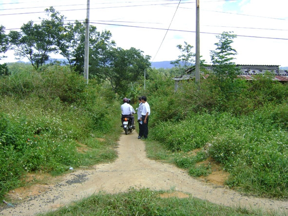 Những con đường bê tông hóa ở xã Ea Riêng chỉ đủ cho một xe gắn máy lưu thông.