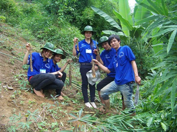 Chút thời gian thư giãn của Thanh niên tình nguyện  mặt trận Cư Kuin hè 2012. 