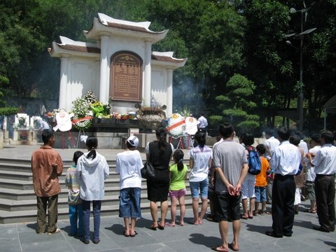 Nhiều đoàn đến dâng hương trước mộ 10 cô gái  ở Ngã ba Đồng Lộc.                                    Ảnh: T.L 