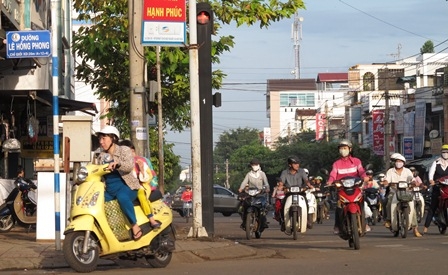 Tại ngã tư  Lê Hồng Phong - Phan Bội Châu nhiều người vẫn vô tư rẽ phải khi đèn đỏ (Ảnh chụp lúc  7 giờ 30 phút ngày 9-8 )  