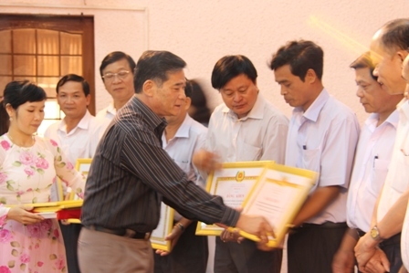 Phó Bí thư Tỉnh ủy Cao Đức Khiêm tặng Bằng khen cho các tập thể, các nhân đạt thành tích xuất sắc