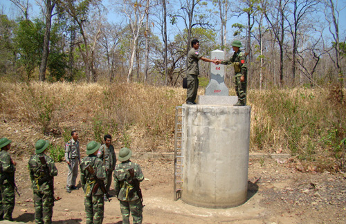 Các chiến sĩ Đồn Biên phòng Sêrêpôk (Dak Lak) cùng lực lượng biên phòng Campuchia kiểm tra cột mốc.     Ảnh: T.L  