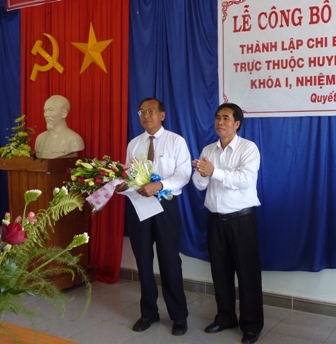 Phó Bí thư Huyện ủy Krông Pak Y Suôn Byă (bên phải) trao quyết định thành lập cho đại diện Chi bộ HTX Quyết Thắng