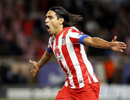 Falcao mở tỉ số cho Atletico Madrid ngay ở phút thứ 7 của trận đấu bằng một cú sục bóng đầy nhạy cảm biến Petr Cech và trung vệ David Luiz thành những gã hề thực sự