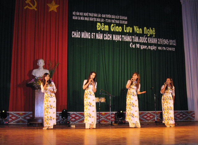 Tốp nữ của Đoàn Ca Múa Nhạc dân tộc Dak Lak biểu diễn ca khúc Đảng đã cho ta mùa xuân.