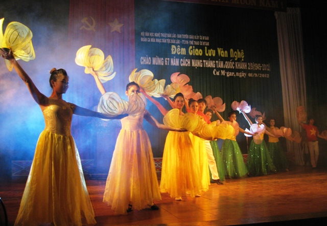 Tiết mục múa Việt Nam gấm hoa của Chi hội Biểu diễn (Hội Văn học - Nghệ thuật tỉnh) được thể hiện sôi động, rạng rỡ.