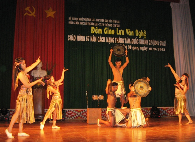 Học viên lớp múa Trung tâm Văn hoá - Thể thao huyện biểu diễn tiết mục Tiếng vọng đại ngàn.