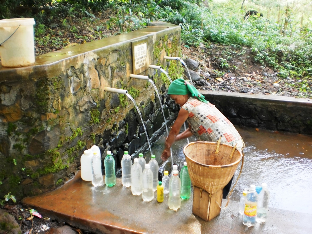 Người dân buôn Sut H'luôt (xã Chư Suê) sử dụng nguồn nước tại bến phục vụ sinh hoạt.
