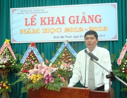 Thầy Phạm Đăng Khoa, Hiệu trưởng Trường THPT Chuyên Nguyễn Du đọc diễn  văn khai giảng năm học mới