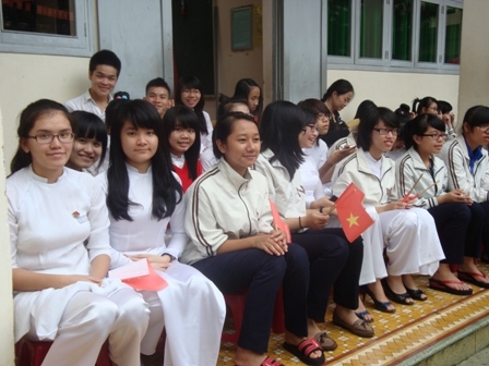 HS Trường THPT Chuyên Nguyễn Du  náo nức trong ngày tựu trường