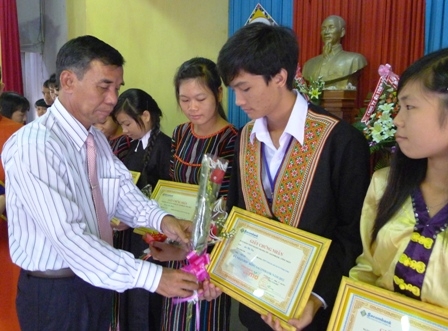 Chủ tịch UBMTTQ Việt Nam tỉnh Y Dec H'Dơk trao học bổng cho HS xuất sắc