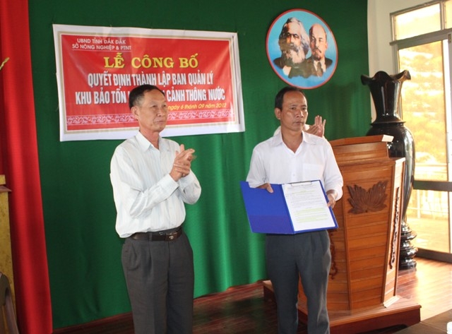 Lãnh đạo Sở NN&PTNT trao Quyết định thành lập Khu bảo tôn của UBND tỉnh cho ông Trần Xuân Phước - Giám đốc Khu bảo tồn 