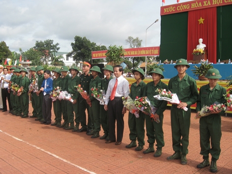 Đại diện lãnh đạo Quân khu 5 và cấp ủy, chính quyền  huyện Krông Pak tặng quà các thanh niên lên đường nhập ngũ. Ảnh: P.D 