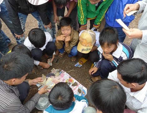  Nhiều trẻ em  ở xã Ea Pil (M’Drak)  bị cuốn  vào   trò chơi  bầu cua  ăn tiền. 