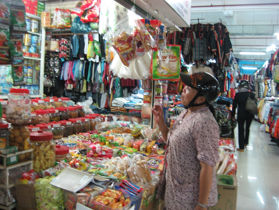  NTD  tỏ ra  e ngại với nhiều loại  thực phẩm Trung Quốc được bày bán tràn lan tại  các chợ. 