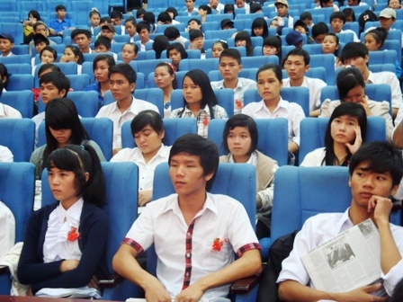 Đông đảo học sinh, sinh viên tham dự lễ trao học bổng