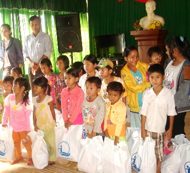 Đại diện Quỹ Bảo trợ trẻ em tỉnh tặng quà cho trẻ em có hàn cảnh đặc biệt tại xã Ea Hual (Buôn Đôn)