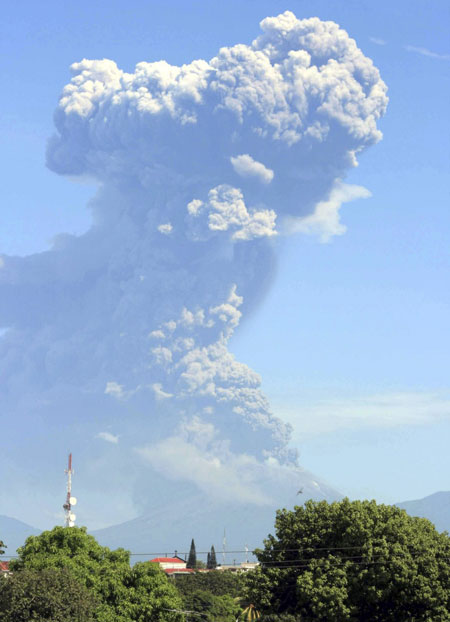 Ngọn núi San Cristobal đang phun trào. Ảnh: Internet
