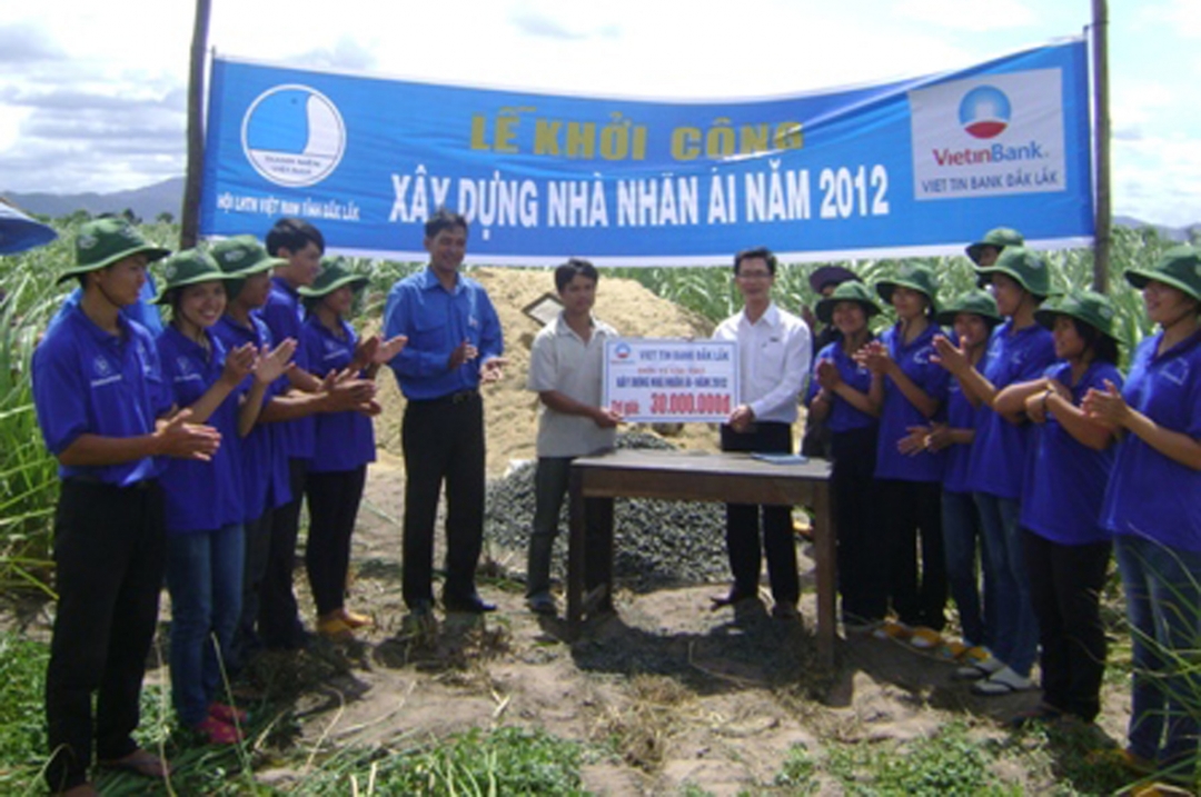 Đại diện Hội LHTNVN tỉnh trao số tiền  hỗ trợ  xây nhà nhân ái cho hộ thanh niên nghèo Vi Văn Hạnh (thôn 1A, xã Ea Ô,  huyện Ea Kar). 