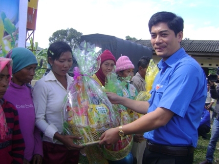 Bí thư Tỉnh Đoàn  Y Vinh Tơr tặng quà  hộ nghèo  xã Krông Nô (huyện Lak). 