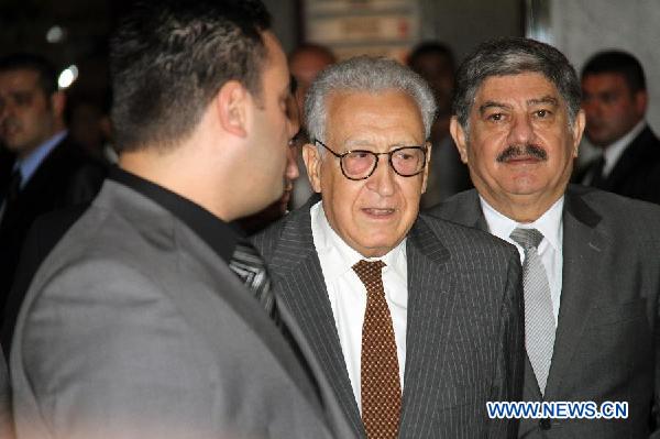 Ông Lakhdar Brahimi (giữa) tại Damascus