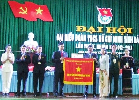 Phó Chủ tịch UBND tỉnh trao tặng Cờ thi đua 