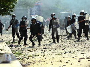 Xung đột giữa cảnh sát và người biểu tình gần Đại sứ quán Mỹ ở Cairo, Ai Cập. Ảnh: TTXVN