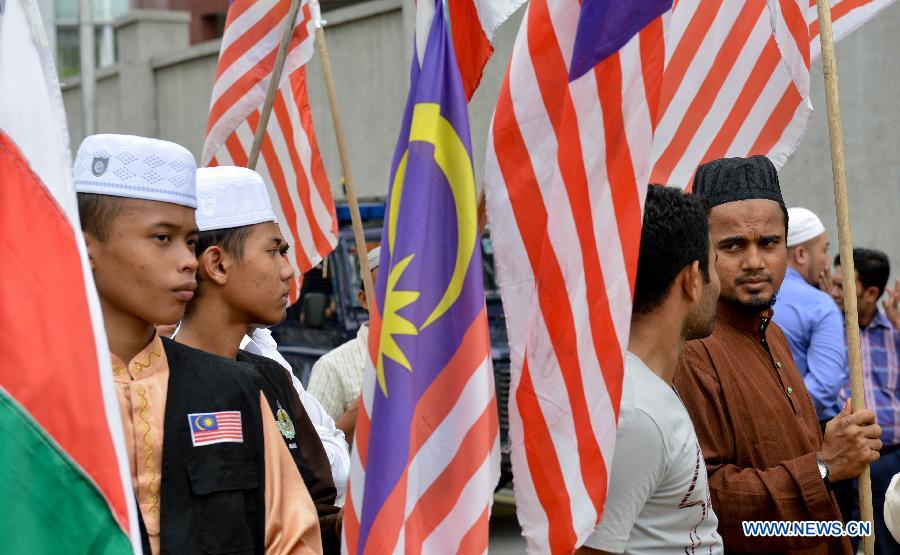 Người biểu tình trước đại sứ quán Mỹ tại Malaysia. Ảnh: Xinhua