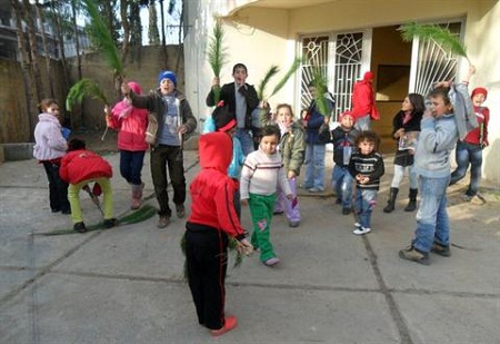 Trẻ em tị nạn Syria đang chơi trước cửa một khu vực dành cho người tị nạn ở phía bắc vùng Akkar. Ảnh: Internet