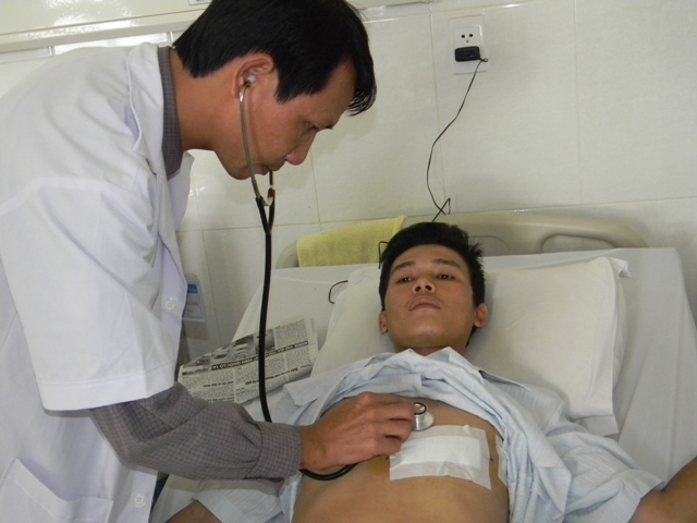 Bác sỹ Phạm Hòa Anh kiểm tra lại nhịp tim của bệnh nhân Hùng trước khi cho xuất viện 