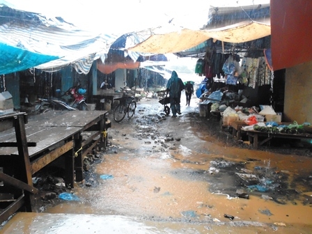Không có hệ thống thoát nước, đường vào chợ Ea Kiết càng nhếch nhác nhất là khi trời mưa