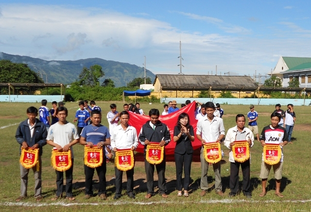 Tặng cờ lưu niệm các đội tham gia tranh giải.