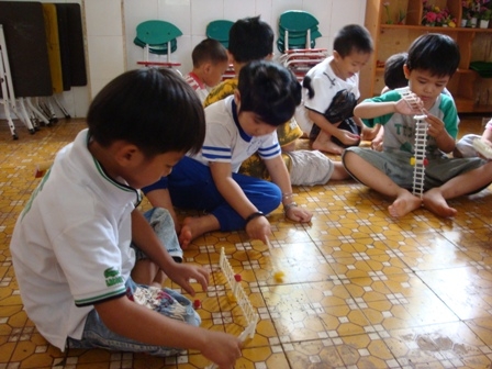  Các cháu Trường Mầm non Hoa Hồng (huyện Cư M'gar) trong giờ học tạo hình