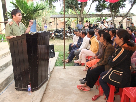 Cán bộ phòng An ninh xã hội - CA Dak Lak tham gia phát động quần chúng ở xã Ea Yiêng – huyện Krông Pak, giúp người dân nhận rõ bản chất lừa mị, phản động của tà đạo Hà Mòn.