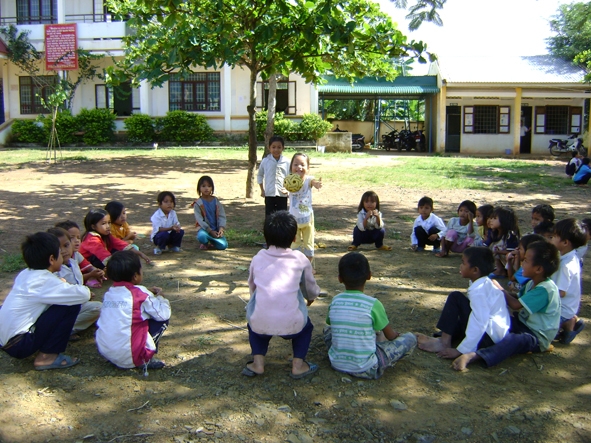 Học sinh Trường Tiểu học Đinh Núp (xã Ea Yiêng) với trò chơi dân gian chuẩn bị cho đêm hội trăng rằm. Ảnh: Nguyễn Xuân  