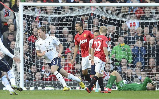 MU (áo đỏ) đã gục ngã ngay trên sân nhà Old Trafford