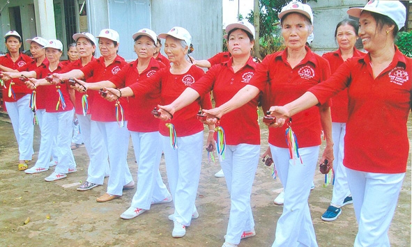 Các thành viên CLB Dưỡng sinh TCTS đạo xã Ea Tar (huyện Cư M’gar) biểu diễn bài tập Song Lang 
