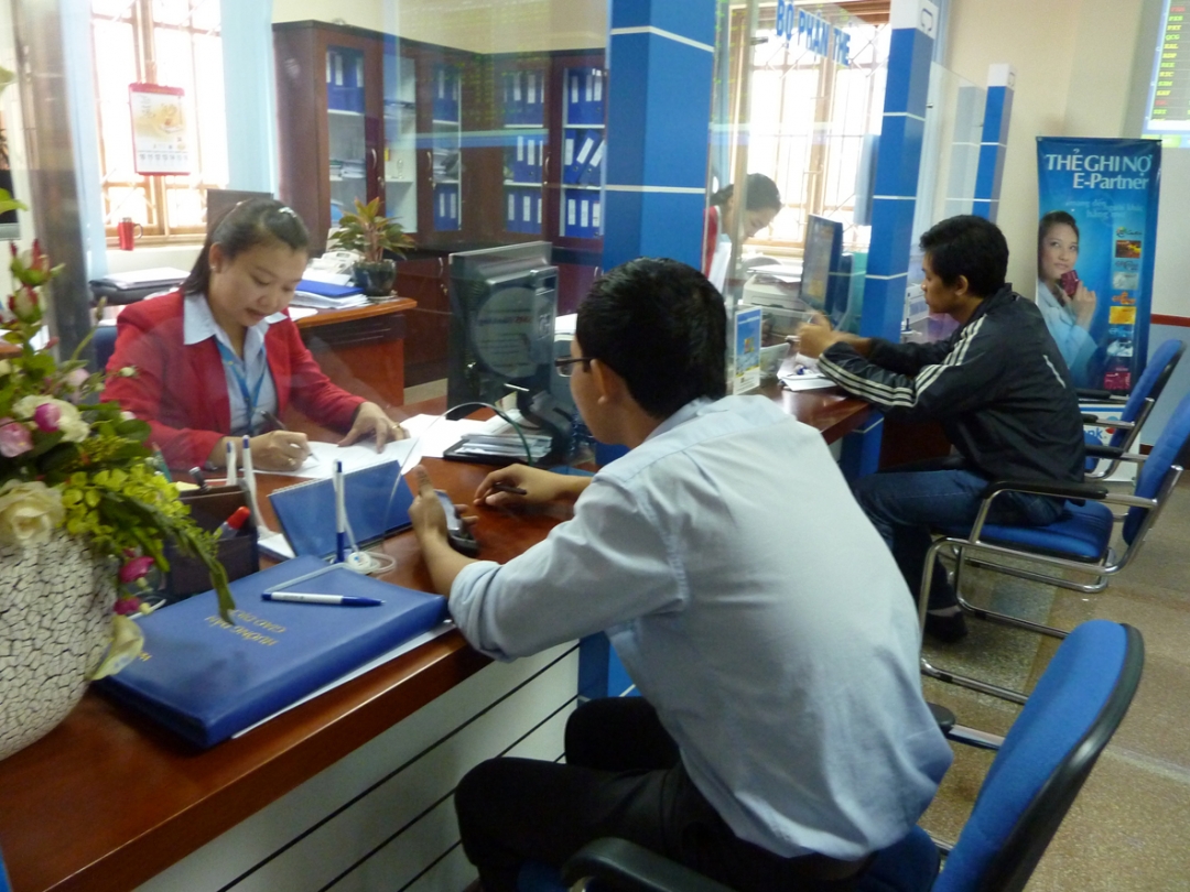 Khách hàng đăng ký mở thẻ tại Vietinbank Dak Lak.
