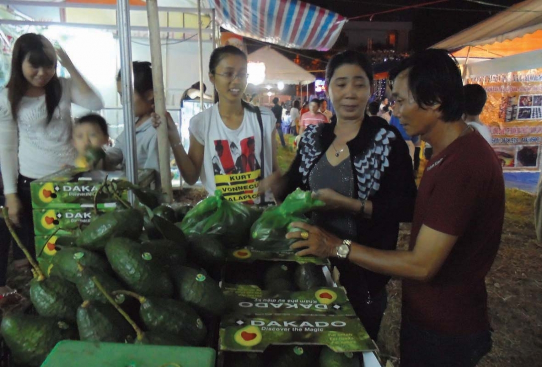 NTD chọn mua bơ Dakado tại hội chợ.