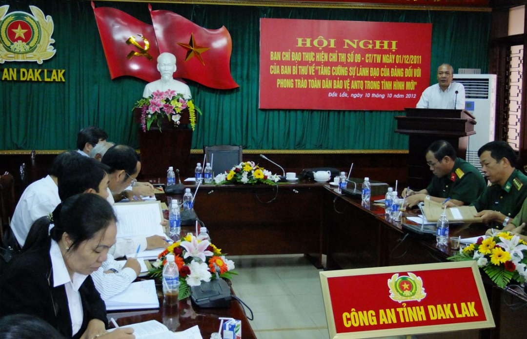 Đồng chí Y Dhăm Ênuôl - Phó Chủ tịch Thường trực UBND tỉnh, Trưởng Ban chỉ đạo phát biểu tại Hội nghị.