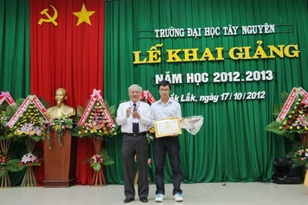 Tiến sĩ  Nguyễn Tấn Vui, Hiệu trưởng Trường Đại học Tây Nguyên  trao phần thường cho thủ khoa năm học 2012-2013